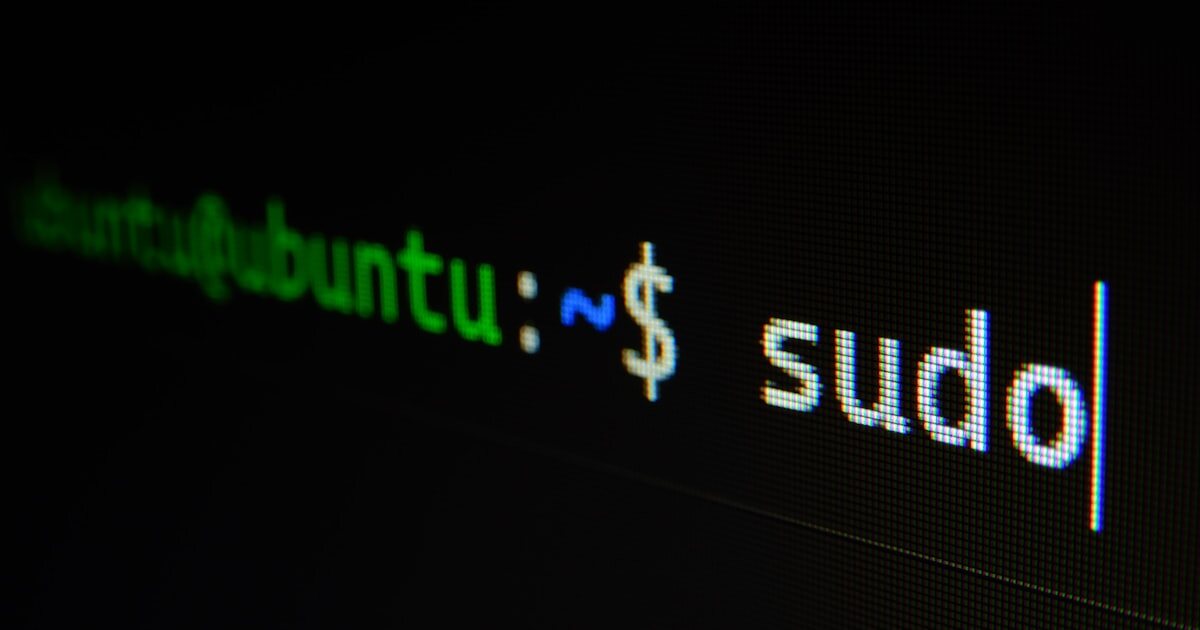 Claude Code ile geliştirilen modern bir web arayüzünü gösteren editoryal kapak