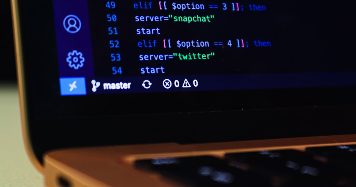 Claude Code terminal ekranı ve kod satırları ile claude code kullanım rehberi görseli