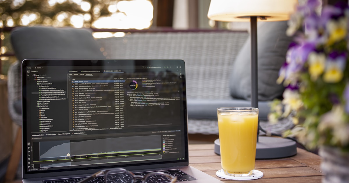 Freelance otomasyon hizmeti kullanan bir serbest çalışanın modern ofis ortamında dijital araçlarla çalışması