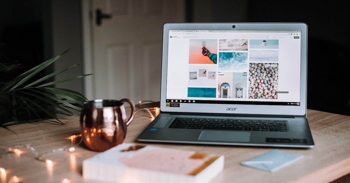 Freelancer ai danışmanlığı yapan bir kişinin dizüstü bilgisayar başında yapay zeka araçlarını kullanırken çekilmiş görseli