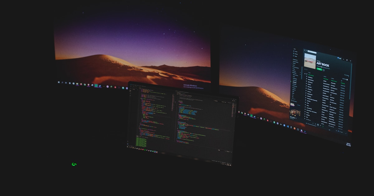 full stack proje rehberi kapak görseli kod editörü ve proje dosyaları