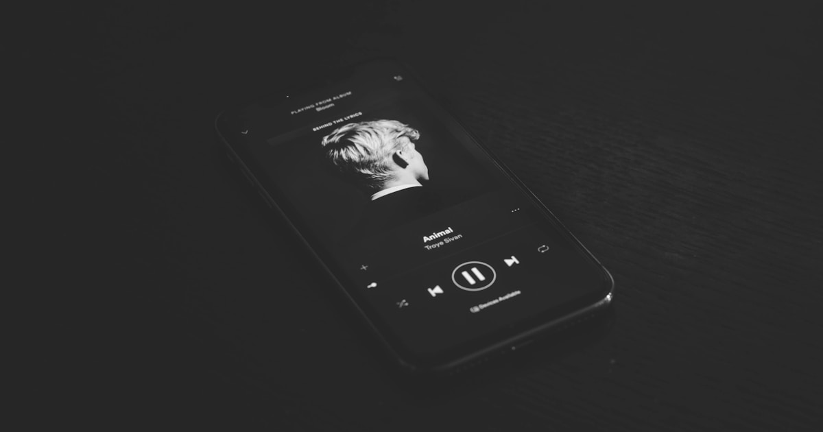 Spotify'da müzik yayınlama sürecini gösteren dijital bir akış şeması ve müzik notaları