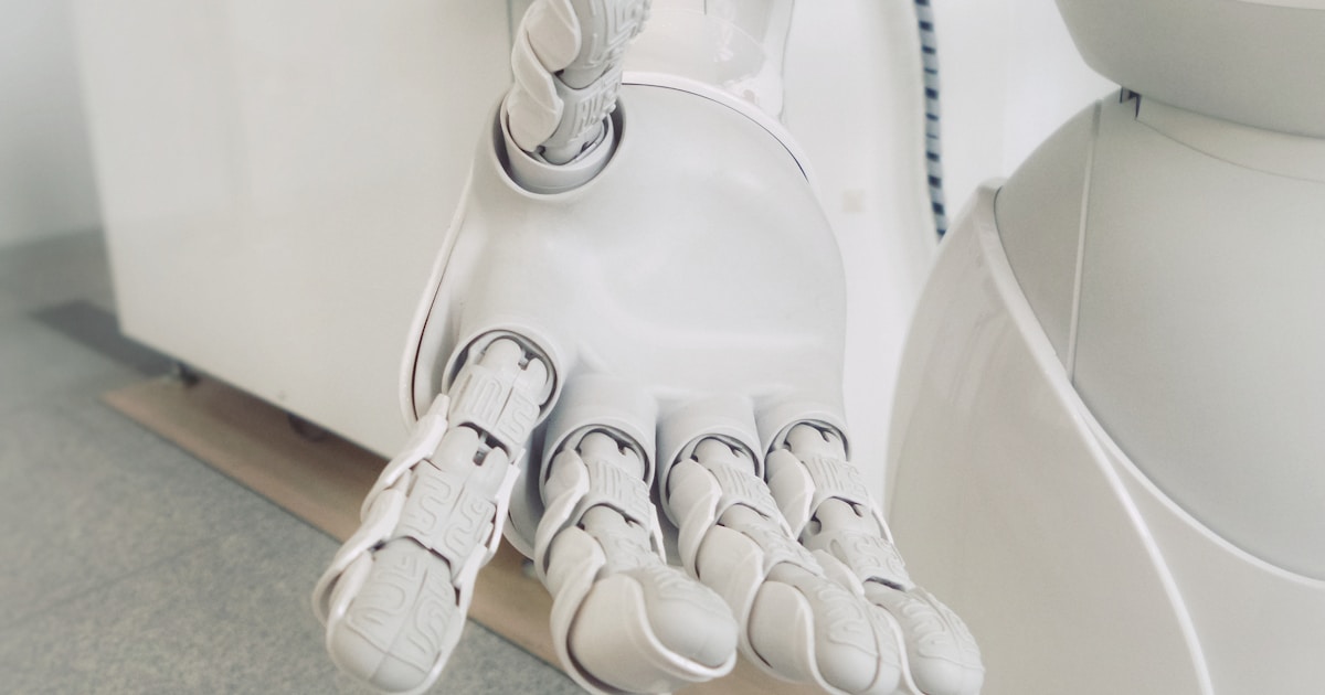 yapay zeka ve istihdam kavramını simgeleyen, bir ofis ortamında robot ve insan çalışanları yan yana gösteren dijital illüstrasyon