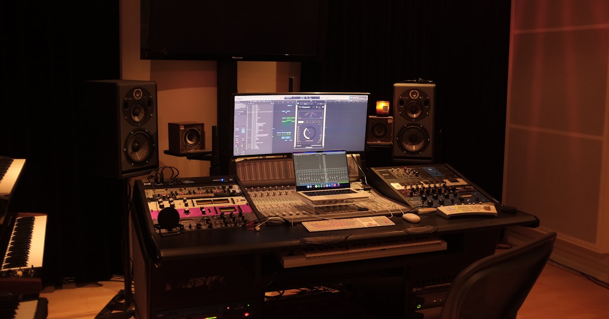 yapay zeka müzik prodüksiyon araçları ve stüdyo ekipmanları görseli